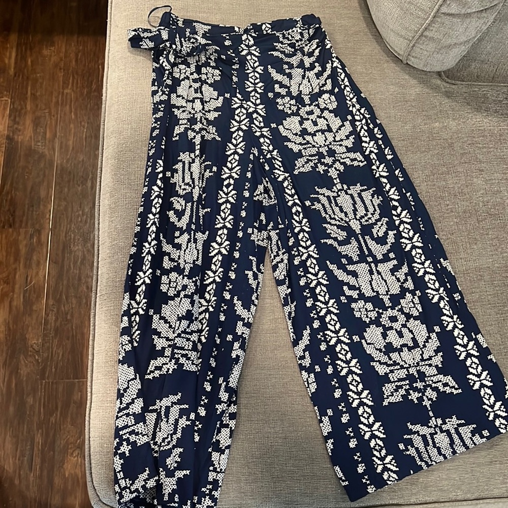 Cross over ankle cropped bottoms